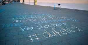 Text aus Kreide auf Straße der auf Gedenktag hinweist mit #dufehlst